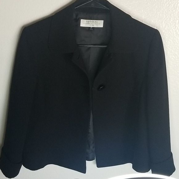 Tahari Arthur s. Levine Jackets & Blazers - Tahari Arthur S. Levine petite 6 black blazer Get it today with 50% off.